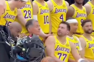 没想到都报销了😭此前湖人大合照，东契奇里夫斯哥俩打打闹闹