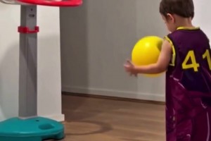 20后球迷的真实写照！妈妈：科比加油！儿子：我是库里